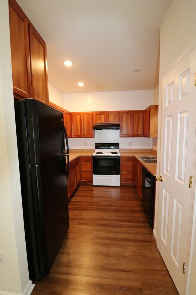 Building Photo - First month's RENT FREE!  3 Bedroom 3 Bath House Next to Campus