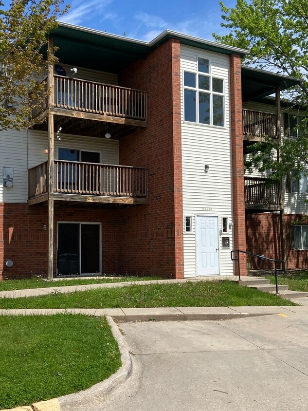 Primary Photo - 2 Bedroom 1 Bath Condo on East side of Iow...