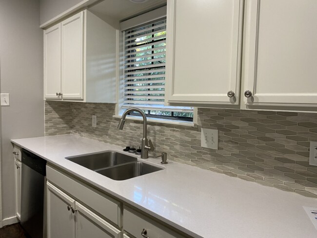 Foto del edificio - 6408 Belair Dr