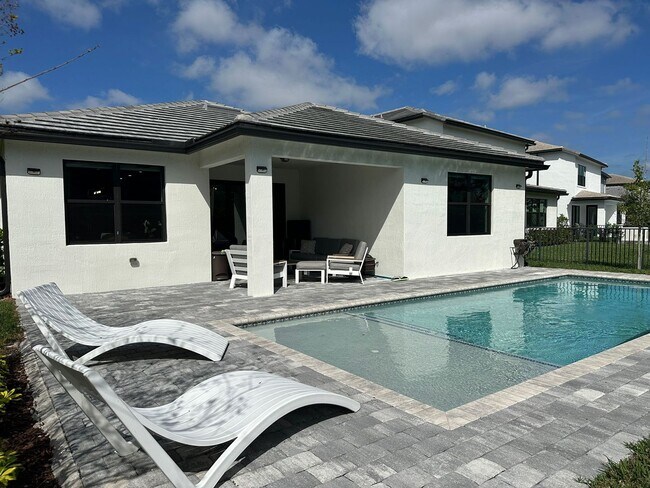 Building Photo - Luxury Living 3 Bedroom 2.5 Bath Pool Avai...