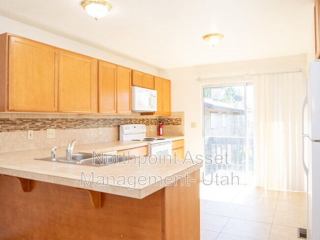 Building Photo - 550 E Delno Cir