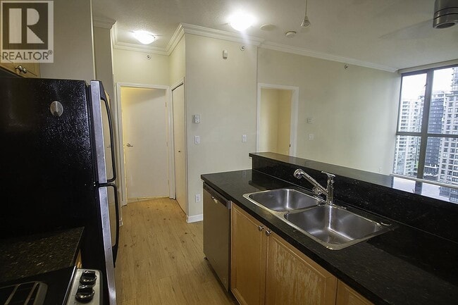 Building Photo - 928 Richards St