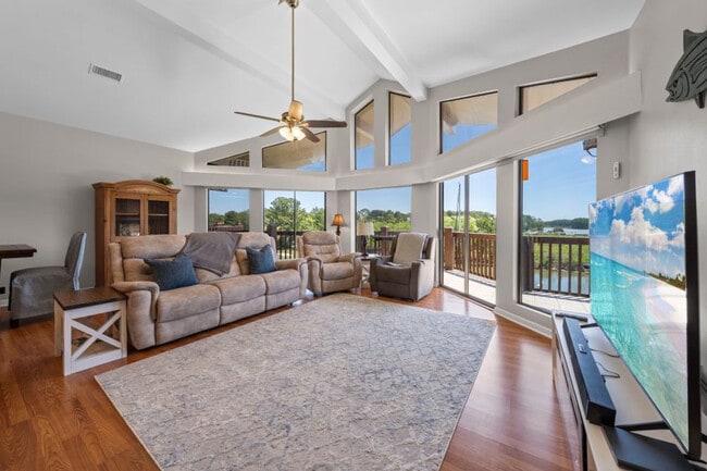 Building Photo - 3806 Spinnaker Dr