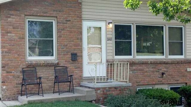 Building Photo - Main floor unit available in Bellevue