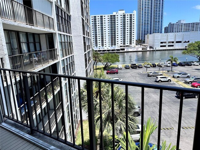 Foto del edificio - 800 Parkview Dr