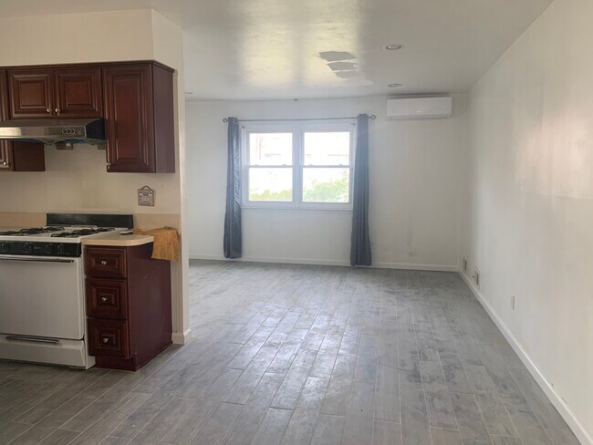 Building Photo - 107 Forest St