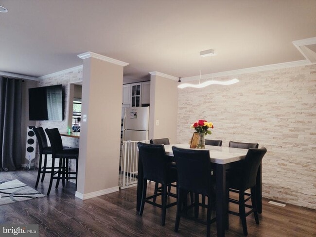 Building Photo - 9364 Neil Rd