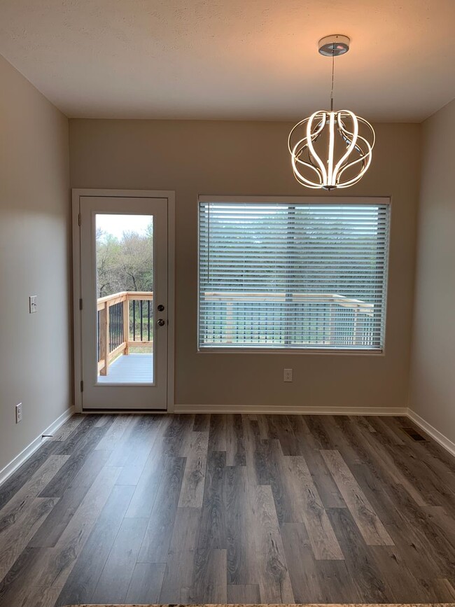 Foto del edificio - Walkout ranch townhome with 2 stall garage...