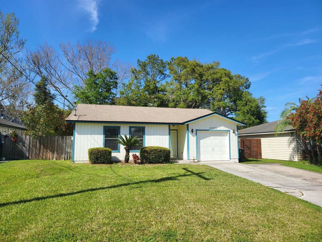 Primary Photo - 14403 Cedar Island Rd N