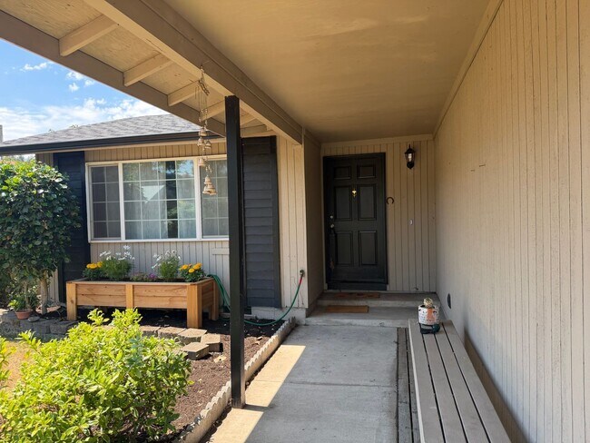 Foto del edificio - Updated 3-bedroom, 2-bathroom house in desirable Thurston neighborhood!