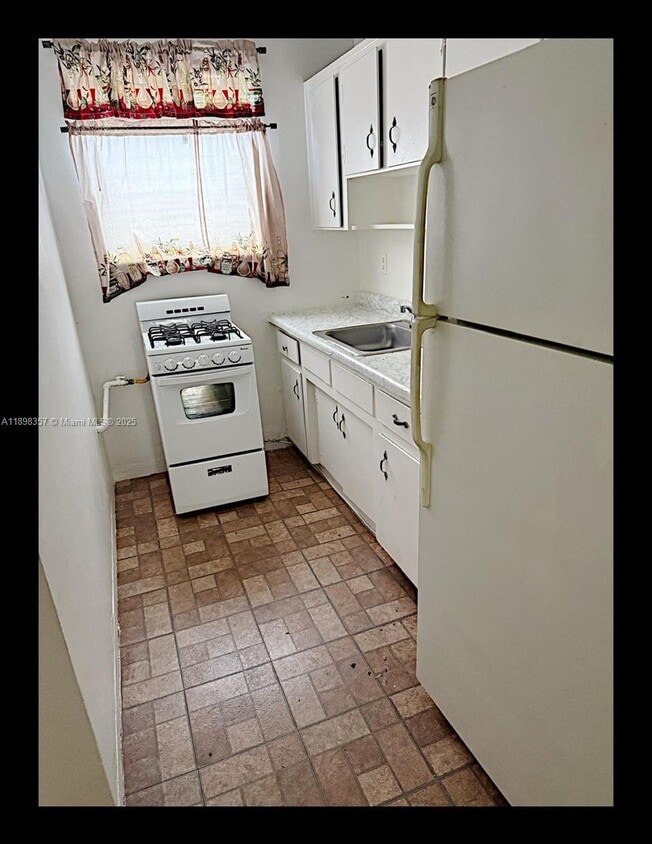 Building Photo - 7740 Dickens Ave