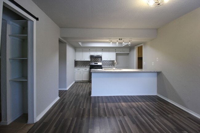 Building Photo - Move in ready! 3 bedrooms and 2 baths