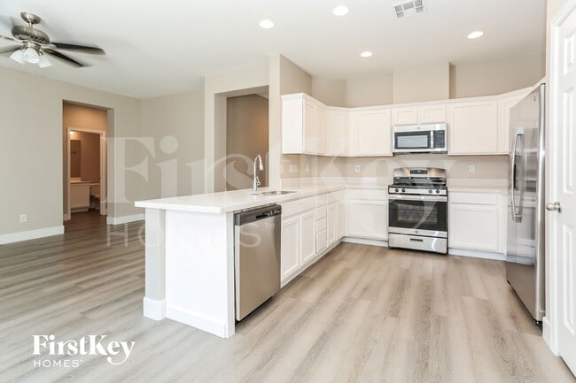 Building Photo - 6834 N Dovecote Ave