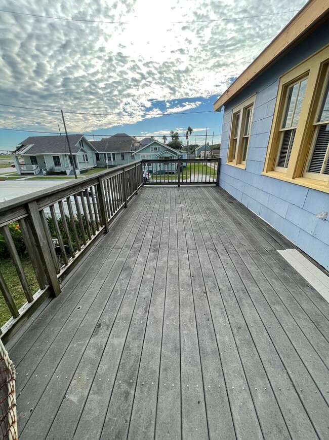 Building Photo - Ocean views from 250 sq ft deck- One bedroom