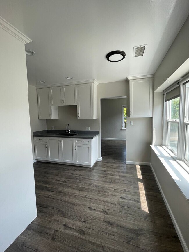 Building Photo - Valley Brink Apartments (DMM890)