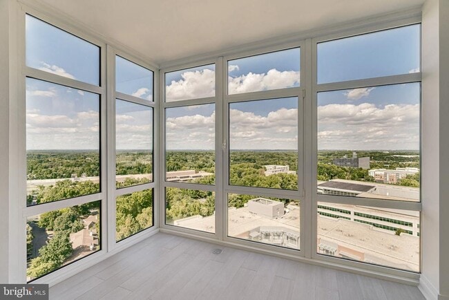 Foto del edificio - 8220 Crestwood Heights Dr