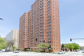 Building Photo - 2909 N Sheridan Rd