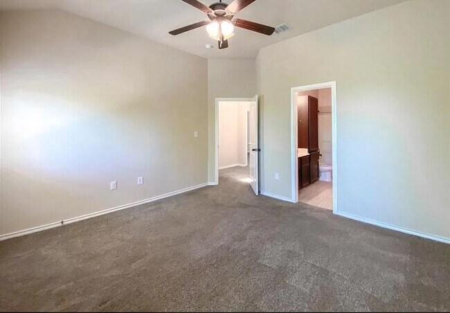 Building Photo - 137 Creekside Villa Dr