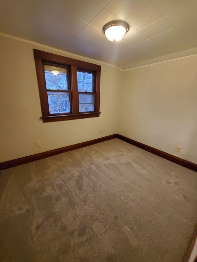 Building Photo - 3 Bedroom 1.5 bathroom Single Family