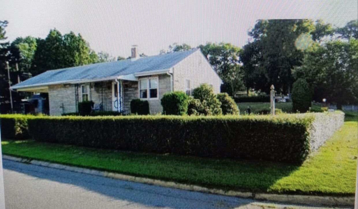 Primary Photo - 2400 Lincoln Ave