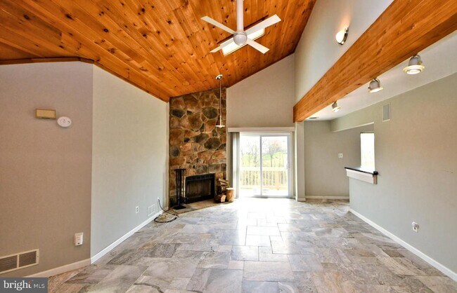 Building Photo - 122 Wheatsheaf Ln