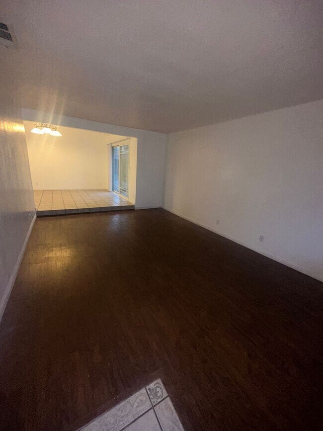 Building Photo - Remodelled Duplex With Lincoln Schools