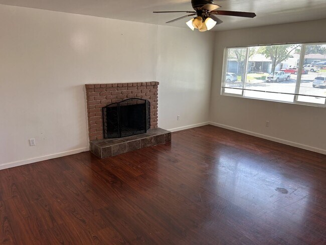 Building Photo - Beautiful 3 Bedroom, 2 Bath Ranch Style Home