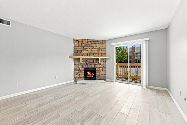 Building Photo - $1,540.95- 2 Bed, 2 Bath Updated Condo in Denver with In Unit Laundry and Community Amenities!