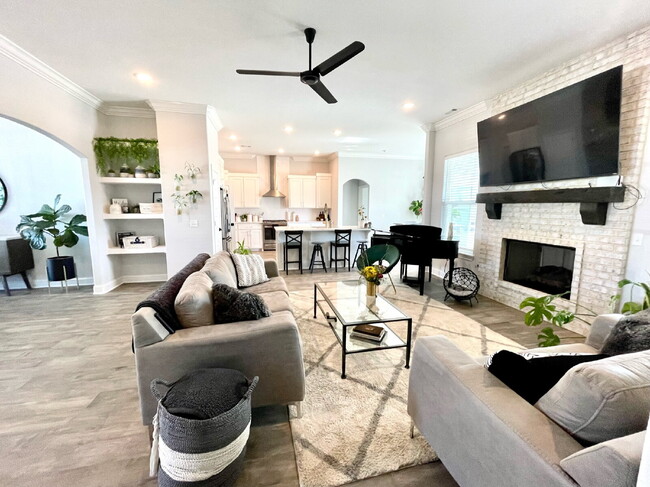 Building Photo - 2014 W Chandler Ave