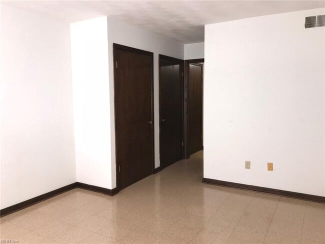 Building Photo - 1049 W 49th St