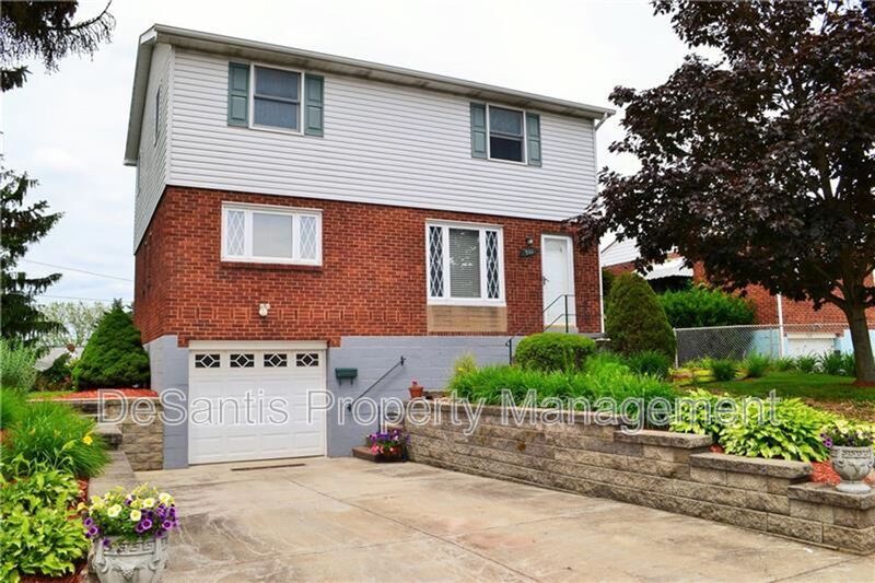 Primary Photo - 301 Meadowlark Ln