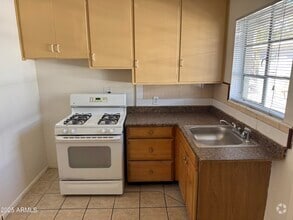 Building Photo - 1411 W Clarendon Ave