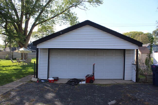 Building Photo - 7632 S Oketo Ave