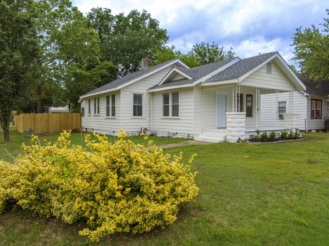 Primary Photo - Freshly Updated 2 Bedroom House
