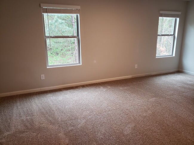 Building Photo - 394 Daffodil Dr
