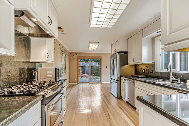 Foto del edificio - Elegant and Spacious 4Bedroom Sunnyvale Home