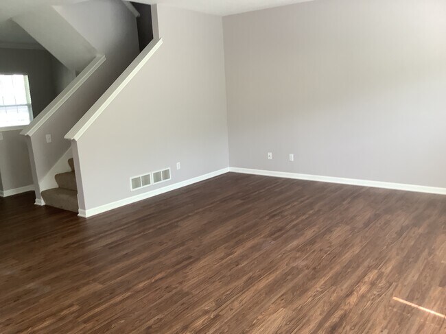 Building Photo - 1006 Balsam Court