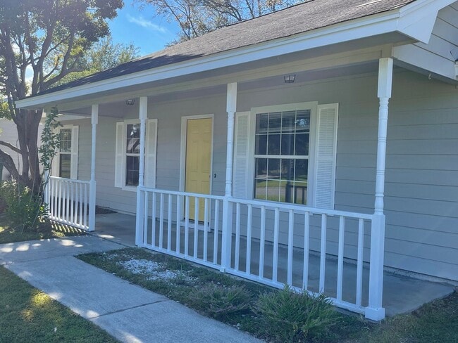 Building Photo - 204 Old Pond Dr