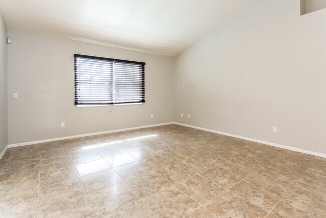 Building Photo - 1414 NE Van Loon Ln