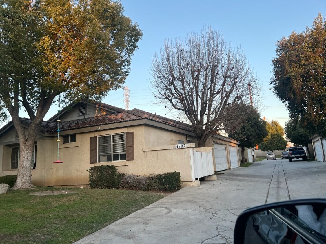 Foto principal - 4502 Pebble Creek Dr