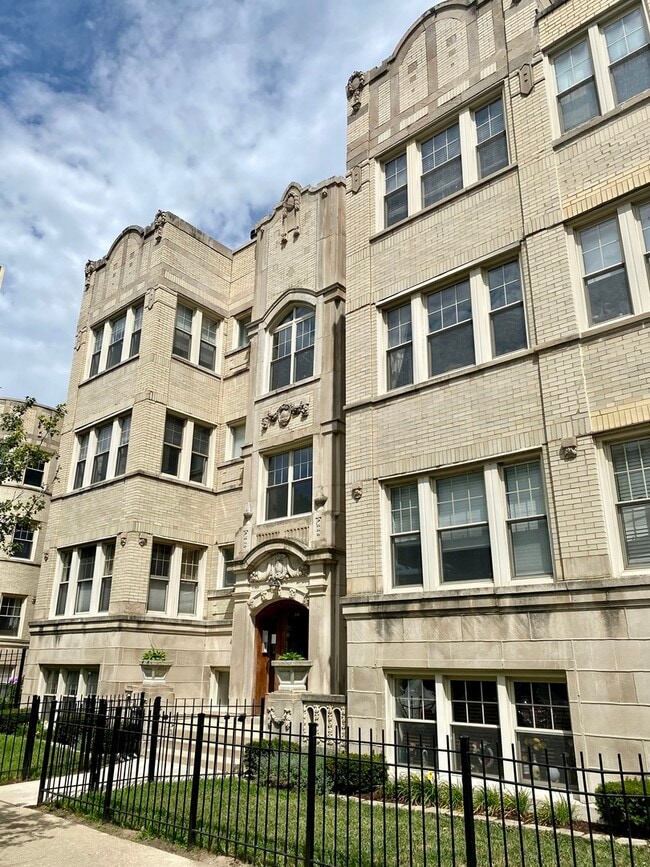 Building Photo - 814 W Sunnyside Ave