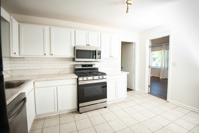 Building Photo - 685 Oakmoor Drive