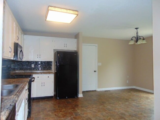 Building Photo - 3 Bedroom 2 Bathroom Home
