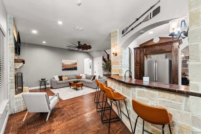 Building Photo - 200 Cove Dr