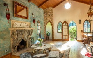 Foto del edificio - 8978 Wonderland Park Ave