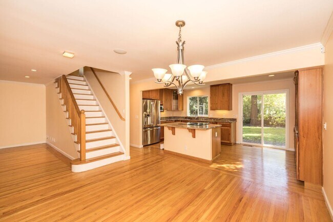 Foto del edificio - Beautifully Remodeled 4 Bed, 4.5 Bath Home on Tree-Lined Street