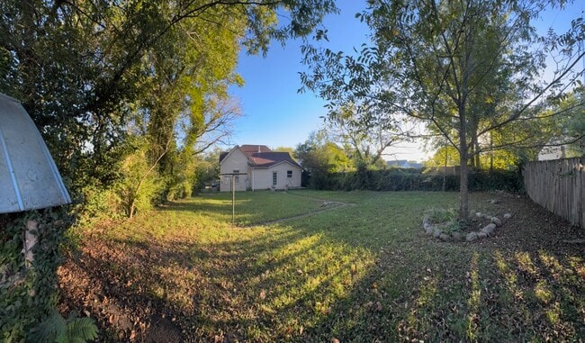Foto del edificio - 617 Hiawassee Ave