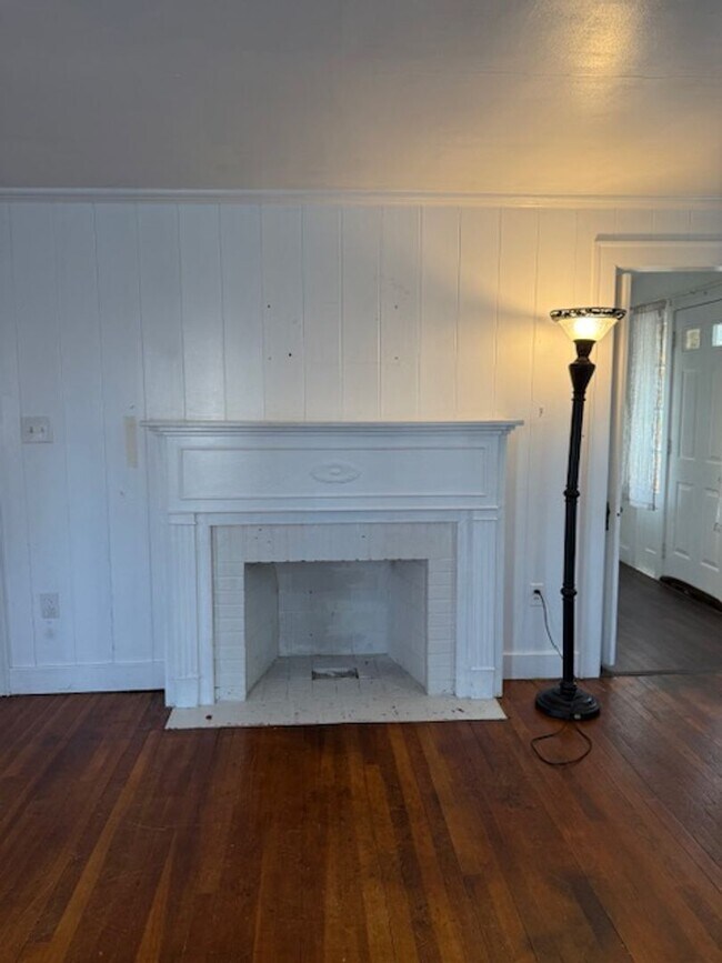 Foto del edificio - Make this your home 4Bedroom 2 bath home with one car garage $1530 per month