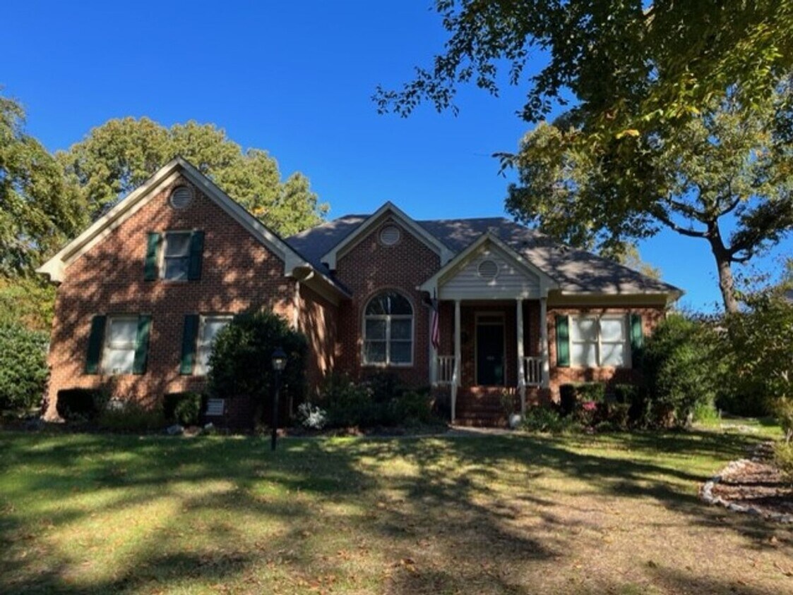 Foto principal - Gorgeous, updated 4 bedroom 2 bathroom hom...