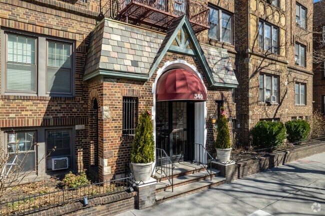 Entrada - Fairmount Apartments